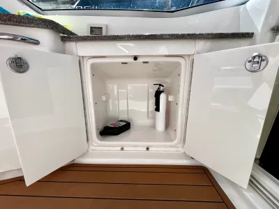Pre-Owned 2018 Chaparral 330 Signature for Sale | Vancouver, BC | M&P Yacht Centre | 6a912cb785f8ff06d0058ff4