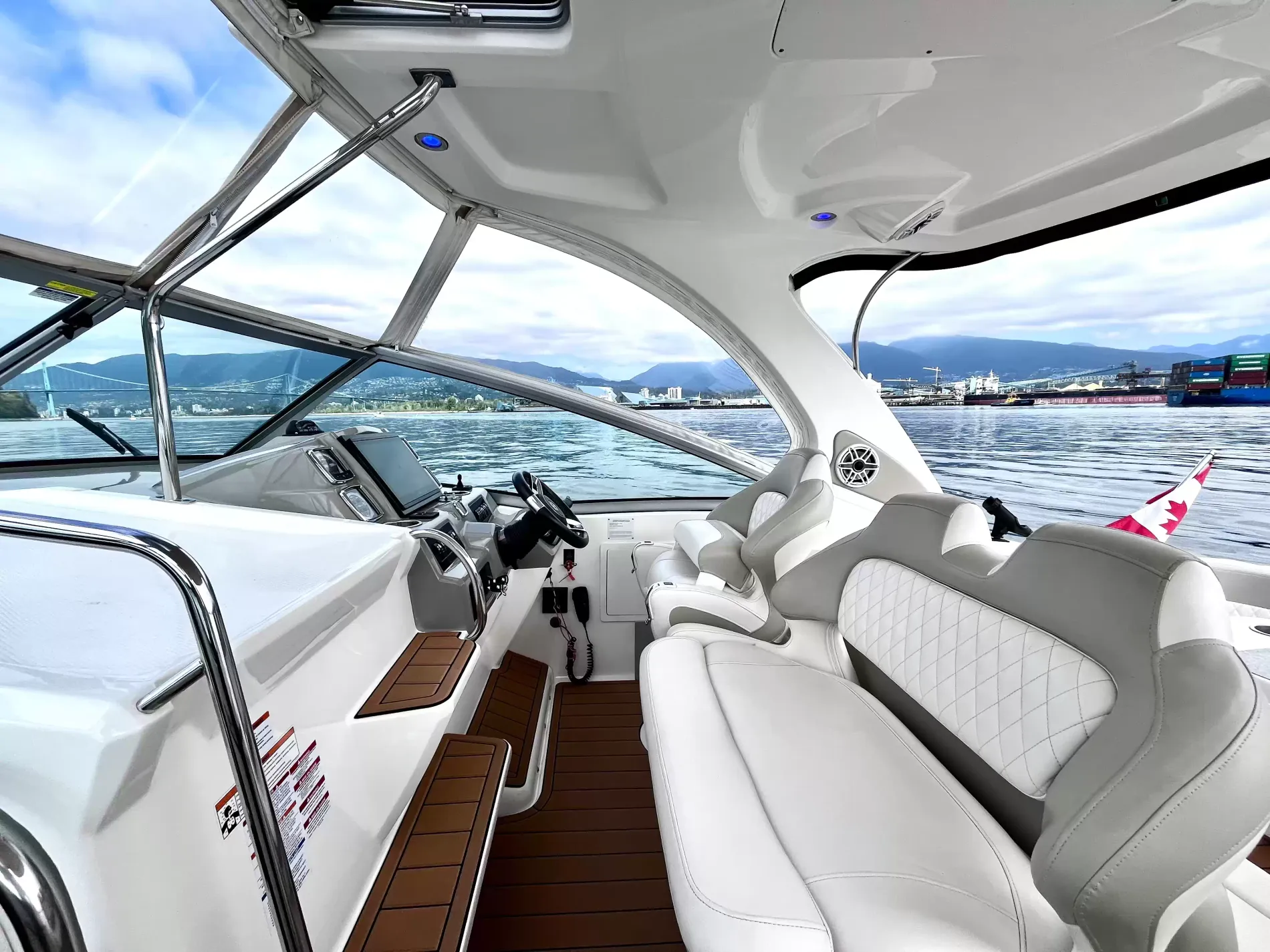 Pre-Owned 2018 Chaparral 330 Signature for Sale | Vancouver, BC | M&P Yacht Centre | 6a912cb785f8ff06d0058ff4