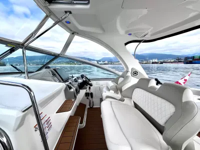 Pre-Owned 2018 Chaparral 330 Signature for Sale | Vancouver, BC | M&P Yacht Centre | 6a912cb785f8ff06d0058ff4