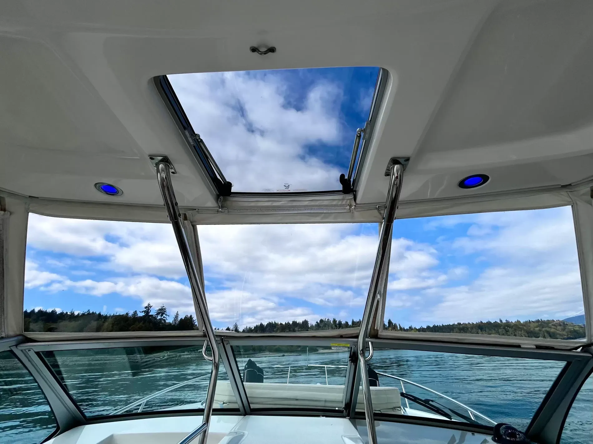 Pre-Owned 2018 Chaparral 330 Signature for Sale | Vancouver, BC | M&P Yacht Centre | 6a912cb785f8ff06d0058ff4