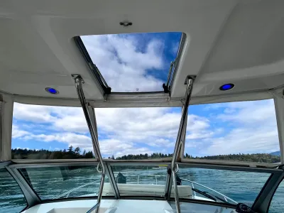 Pre-Owned 2018 Chaparral 330 Signature for Sale | Vancouver, BC | M&P Yacht Centre | 6a912cb785f8ff06d0058ff4