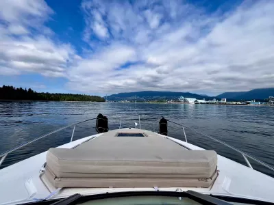 Pre-Owned 2018 Chaparral 330 Signature for Sale | Vancouver, BC | M&P Yacht Centre | 6a912cb785f8ff06d0058ff4