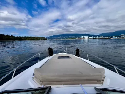 Pre-Owned 2018 Chaparral 330 Signature for Sale | Vancouver, BC | M&P Yacht Centre | 6a912cb785f8ff06d0058ff4