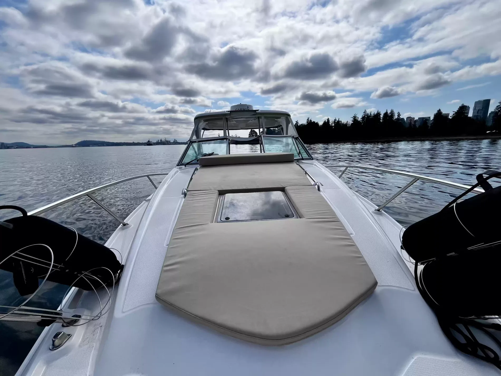 Pre-Owned 2018 Chaparral 330 Signature for Sale | Vancouver, BC | M&P Yacht Centre | 6a912cb785f8ff06d0058ff4