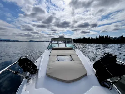 Pre-Owned 2018 Chaparral 330 Signature for Sale | Vancouver, BC | M&P Yacht Centre | 6a912cb785f8ff06d0058ff4