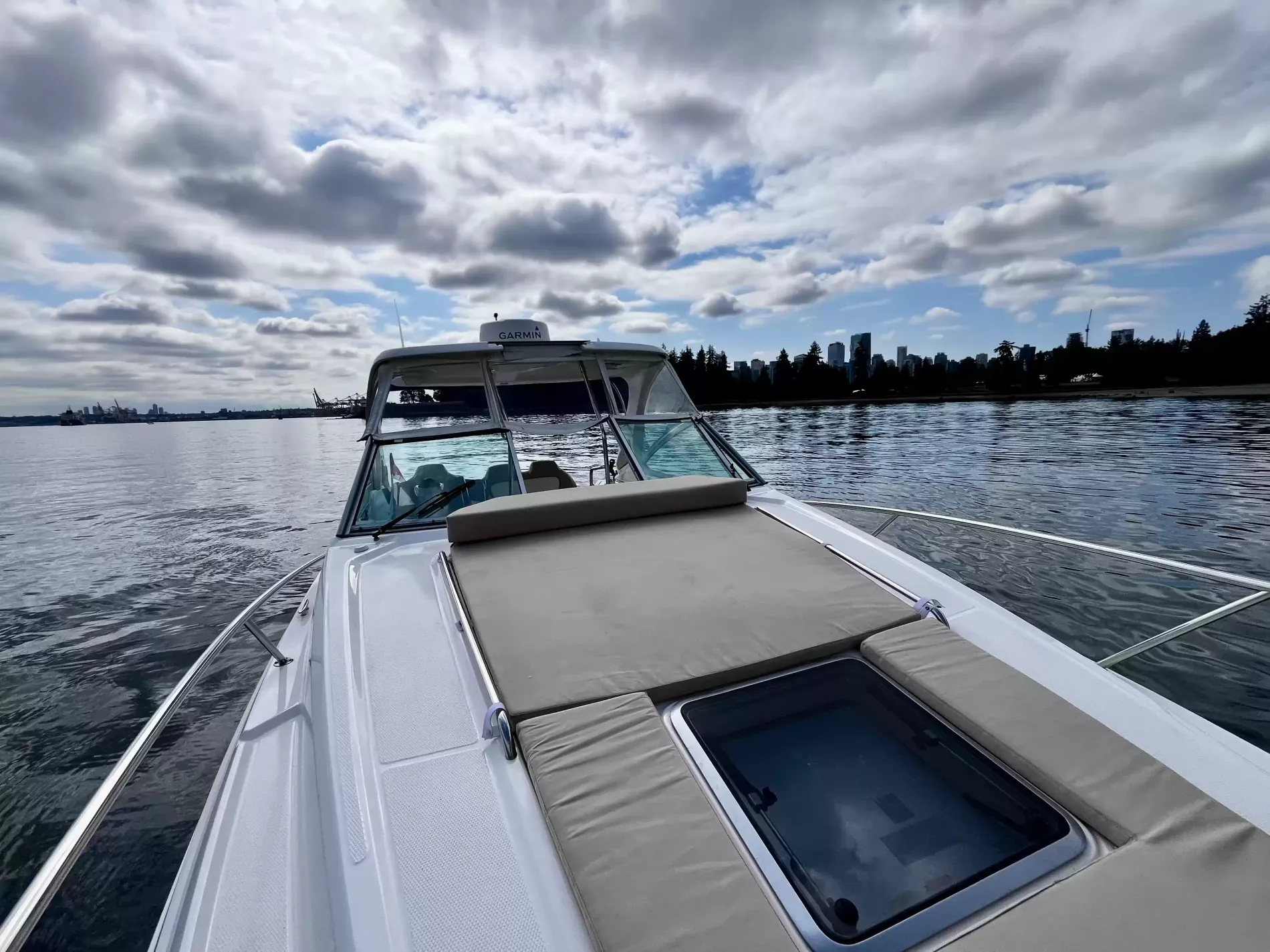 Pre-Owned 2018 Chaparral 330 Signature for Sale | Vancouver, BC | M&P Yacht Centre | 6a912cb785f8ff06d0058ff4