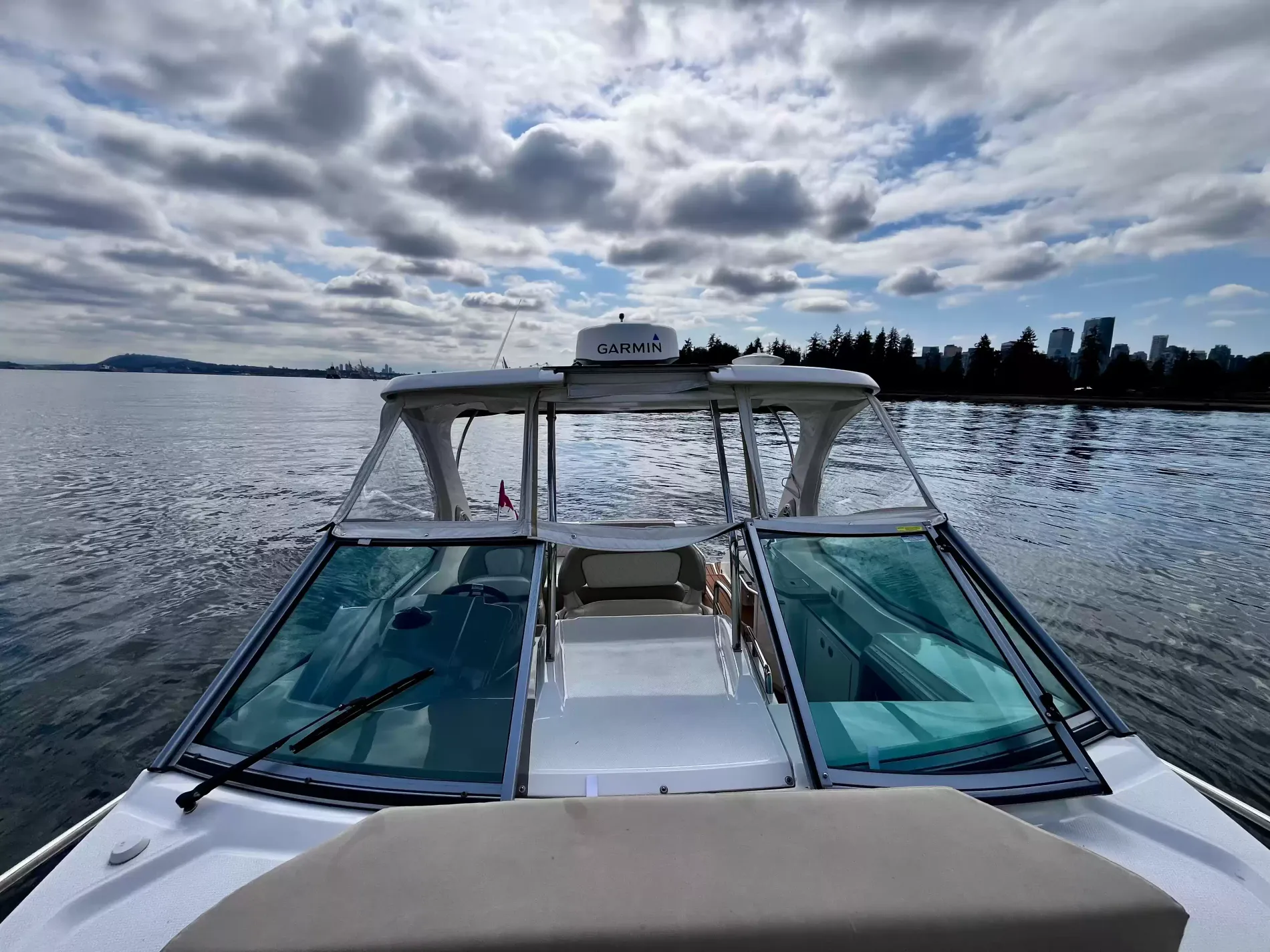 Pre-Owned 2018 Chaparral 330 Signature for Sale | Vancouver, BC | M&P Yacht Centre | 6a912cb785f8ff06d0058ff4