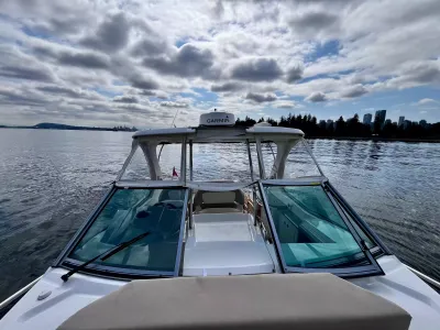 Pre-Owned 2018 Chaparral 330 Signature for Sale | Vancouver, BC | M&P Yacht Centre | 6a912cb785f8ff06d0058ff4