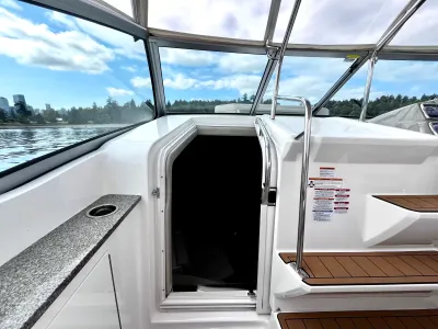 Pre-Owned 2018 Chaparral 330 Signature for Sale | Vancouver, BC | M&P Yacht Centre | 6a912cb785f8ff06d0058ff4