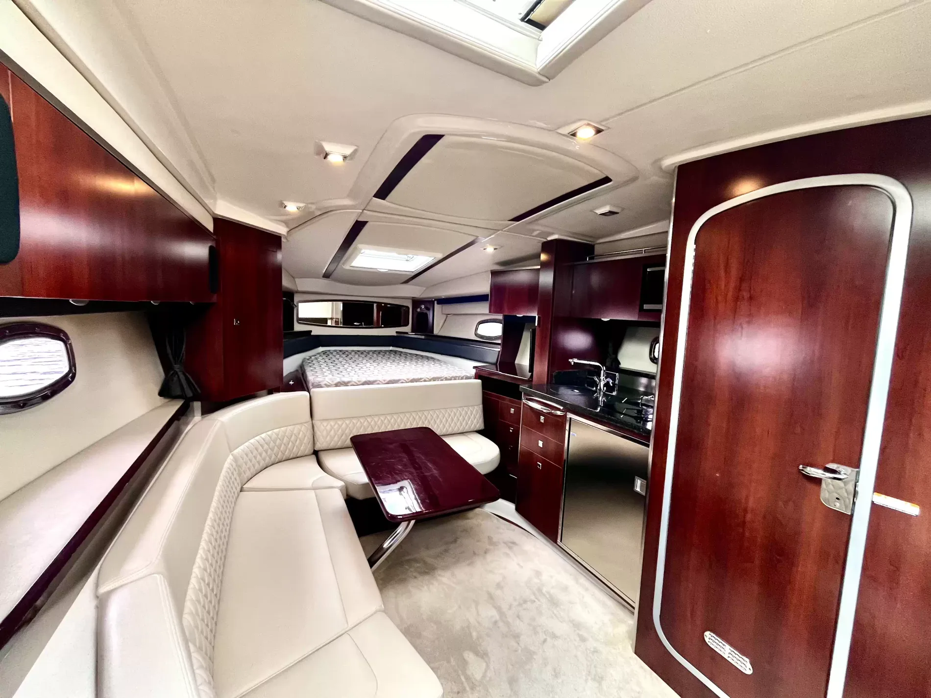 Pre-Owned 2018 Chaparral 330 Signature for Sale | Vancouver, BC | M&P Yacht Centre | 6a912cb785f8ff06d0058ff4
