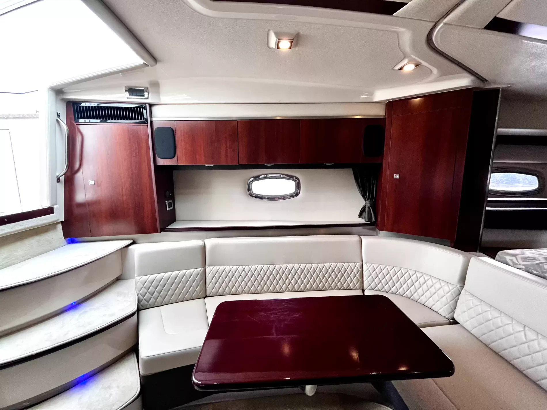 Pre-Owned 2018 Chaparral 330 Signature for Sale | Vancouver, BC | M&P Yacht Centre | 6a912cb785f8ff06d0058ff4