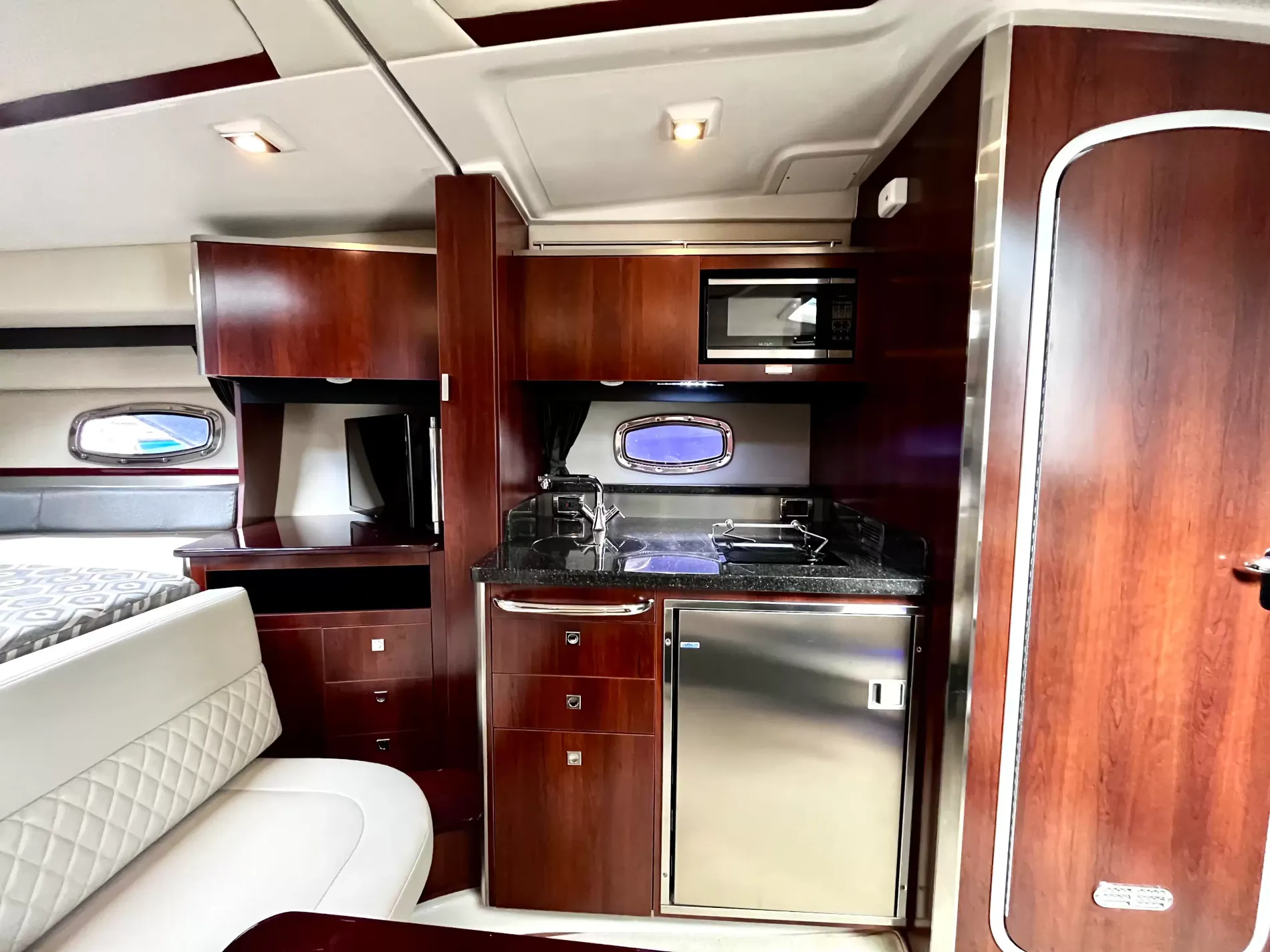 Pre-Owned 2018 Chaparral 330 Signature for Sale | Vancouver, BC | M&P Yacht Centre | 6a912cb785f8ff06d0058ff4