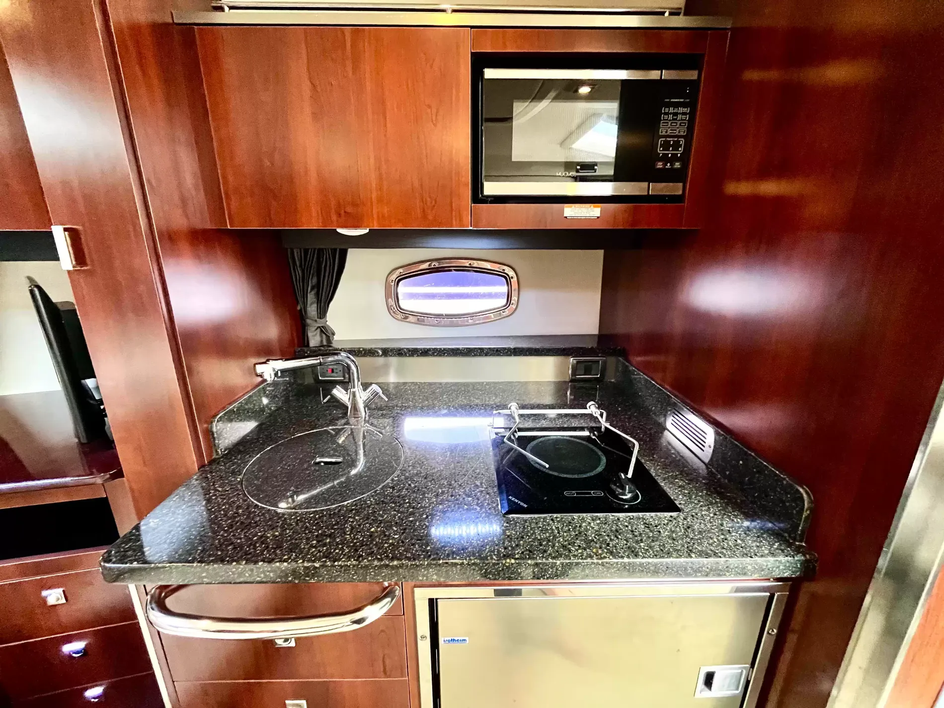 Pre-Owned 2018 Chaparral 330 Signature for Sale | Vancouver, BC | M&P Yacht Centre | 6a912cb785f8ff06d0058ff4