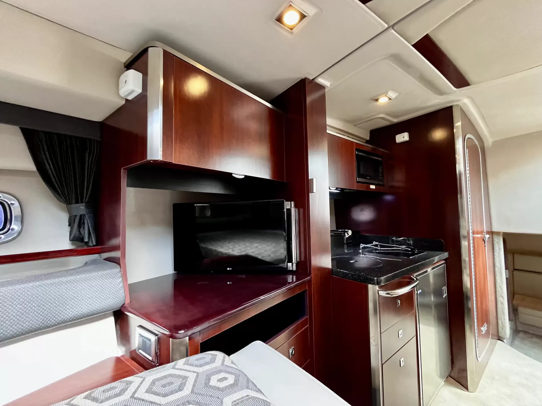 Pre-Owned 2018 Chaparral 330 Signature for Sale | Vancouver, BC | M&P Yacht Centre | 6a912cb785f8ff06d0058ff4