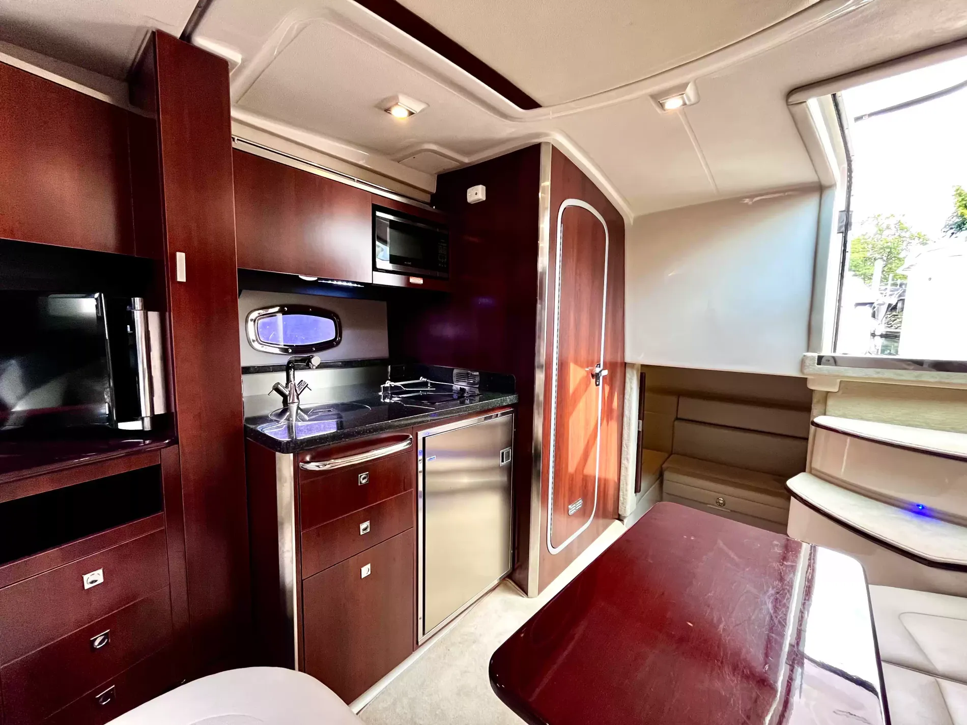 Pre-Owned 2018 Chaparral 330 Signature for Sale | Vancouver, BC | M&P Yacht Centre | 6a912cb785f8ff06d0058ff4