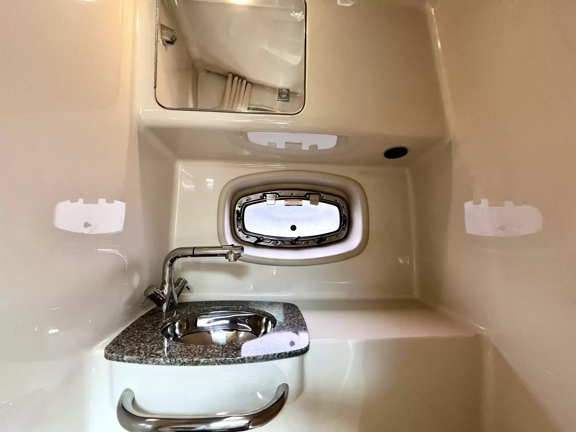 Pre-Owned 2018 Chaparral 330 Signature for Sale | Vancouver, BC | M&P Yacht Centre | 6a912cb785f8ff06d0058ff4
