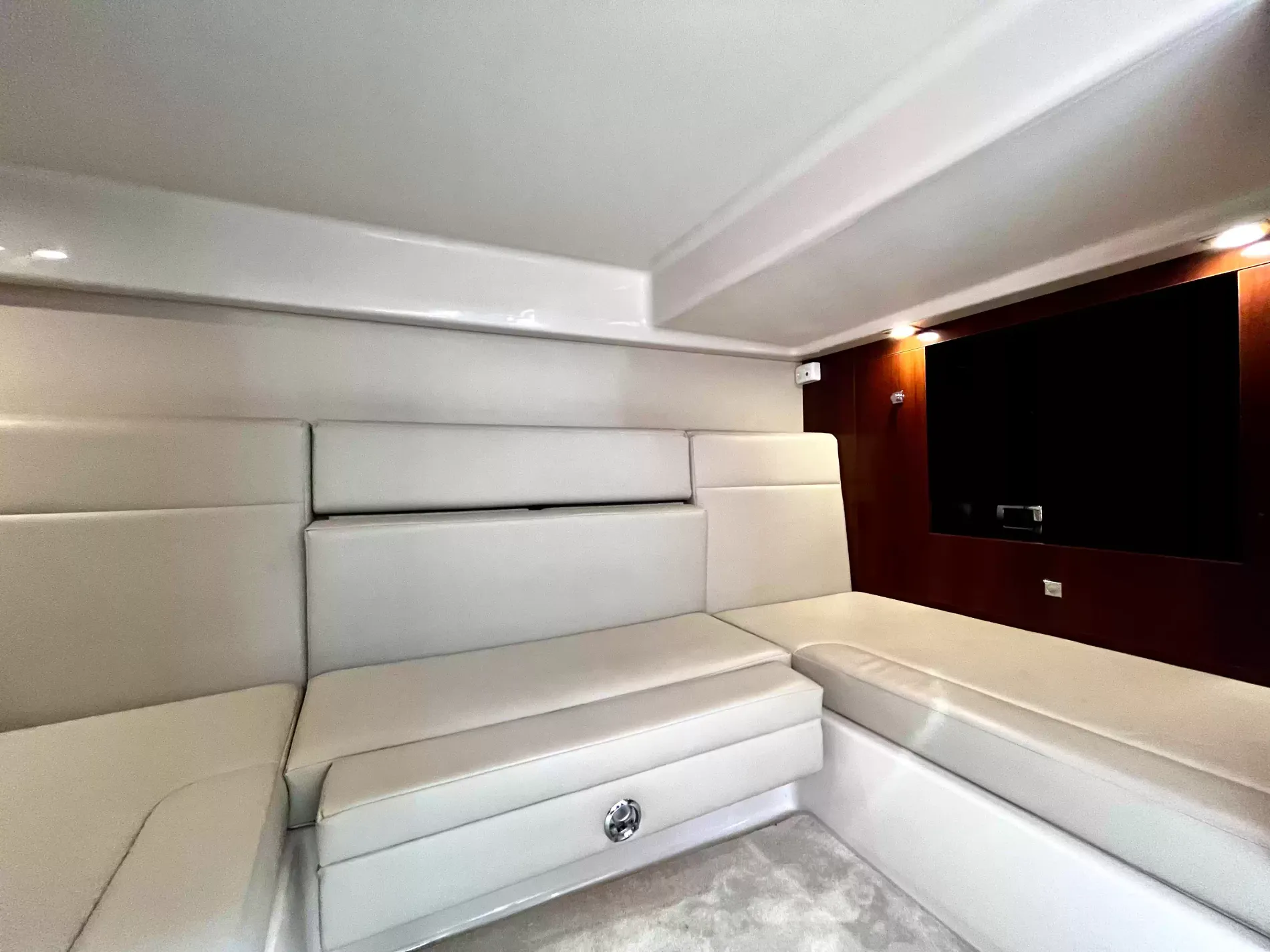 Pre-Owned 2018 Chaparral 330 Signature for Sale | Vancouver, BC | M&P Yacht Centre | 6a912cb785f8ff06d0058ff4