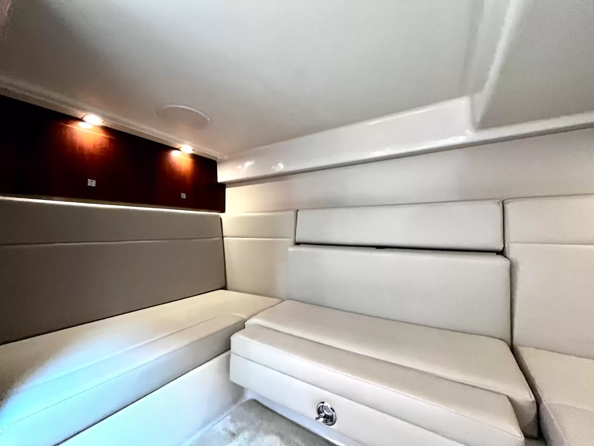 Pre-Owned 2018 Chaparral 330 Signature for Sale | Vancouver, BC | M&P Yacht Centre | 6a912cb785f8ff06d0058ff4