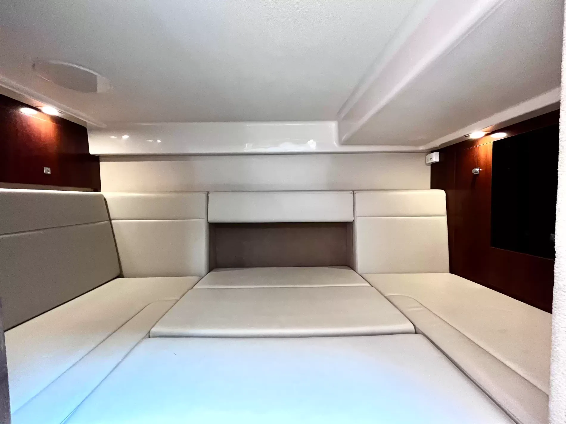 Pre-Owned 2018 Chaparral 330 Signature for Sale | Vancouver, BC | M&P Yacht Centre | 6a912cb785f8ff06d0058ff4