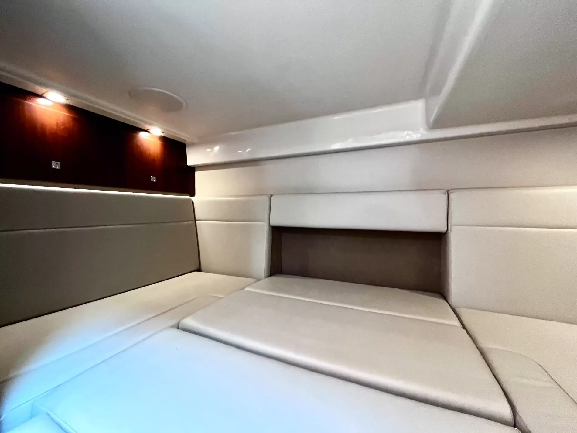 Pre-Owned 2018 Chaparral 330 Signature for Sale | Vancouver, BC | M&P Yacht Centre | 6a912cb785f8ff06d0058ff4