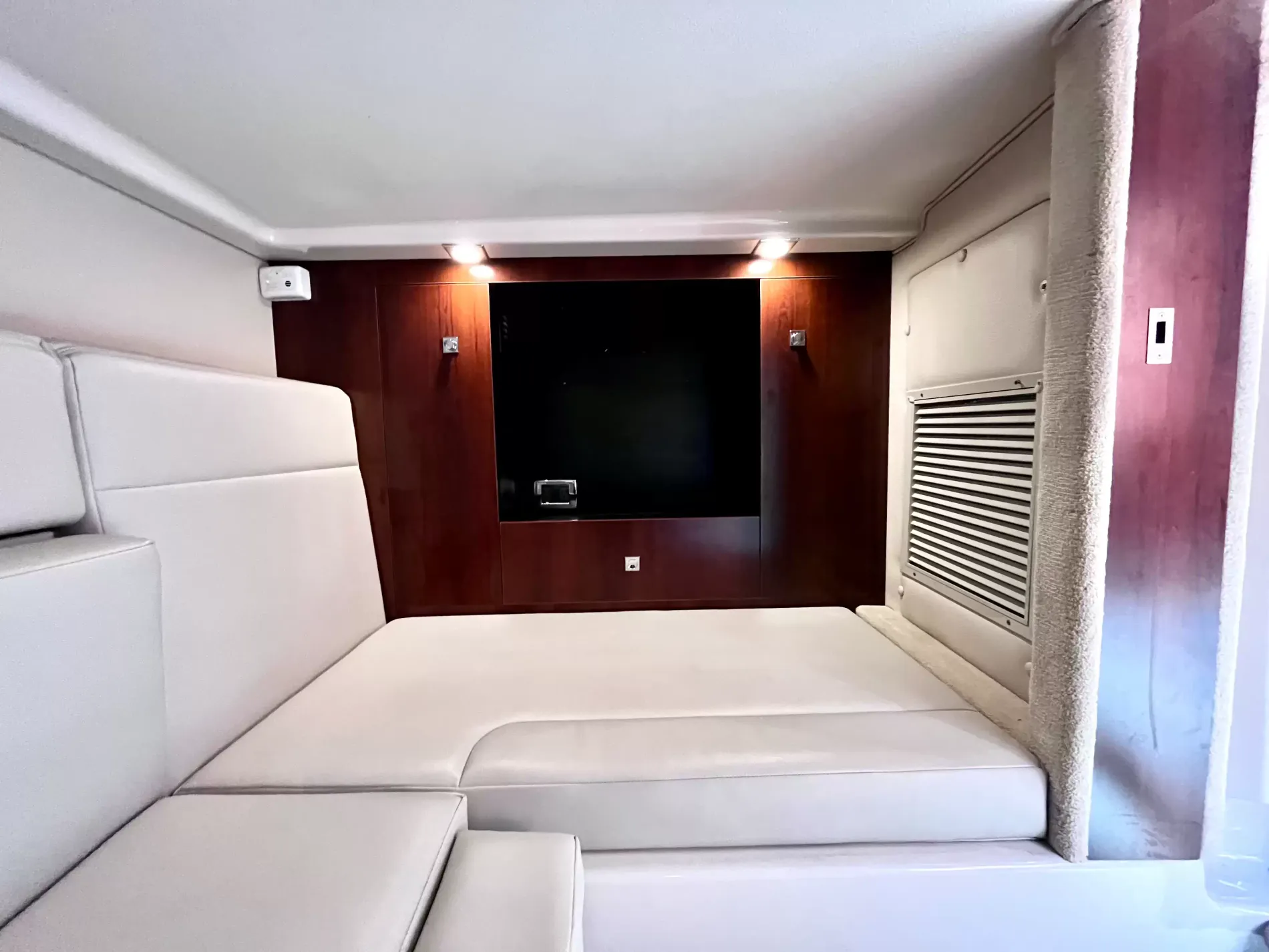 Pre-Owned 2018 Chaparral 330 Signature for Sale | Vancouver, BC | M&P Yacht Centre | 6a912cb785f8ff06d0058ff4