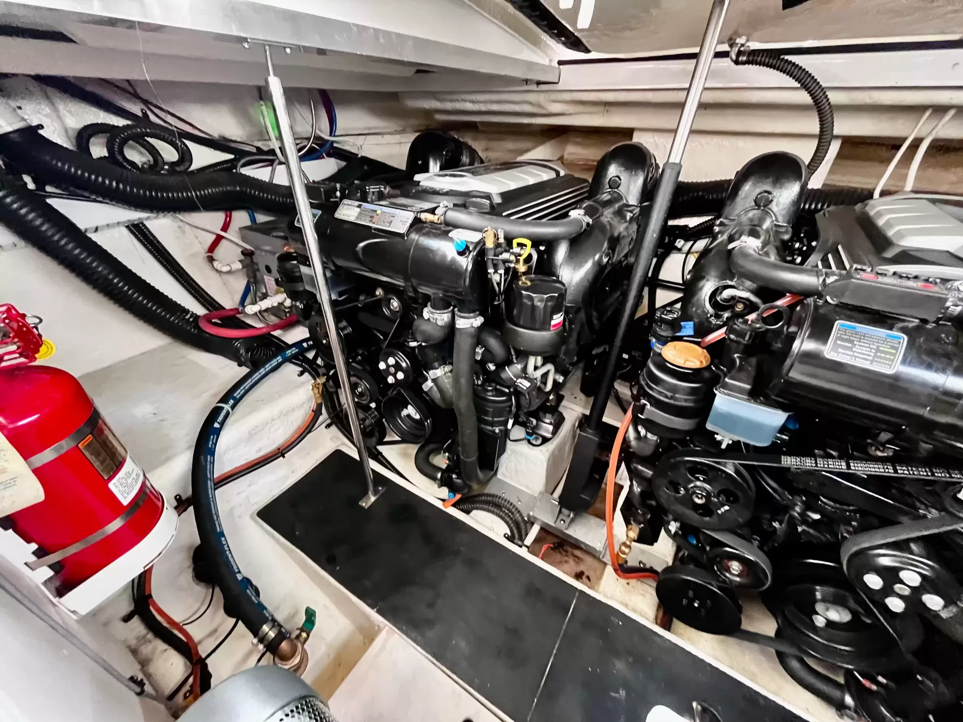 Pre-Owned 2018 Chaparral 330 Signature for Sale | Vancouver, BC | M&P Yacht Centre | 6a912cb785f8ff06d0058ff4