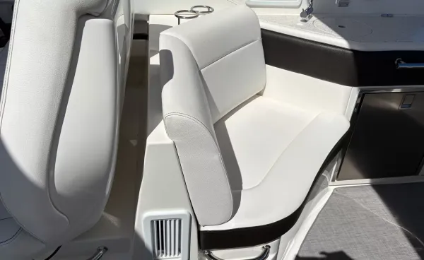 2019 Sea Ray SUNDANCER 320 detail image 3