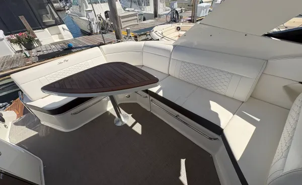 2019 Sea Ray SUNDANCER 320 detail image 4