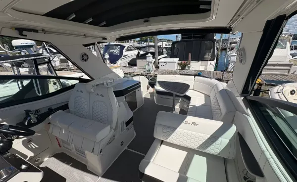 2019 Sea Ray SUNDANCER 320 detail image 6