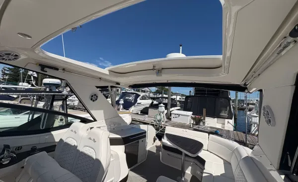 2019 Sea Ray SUNDANCER 320 detail image 7
