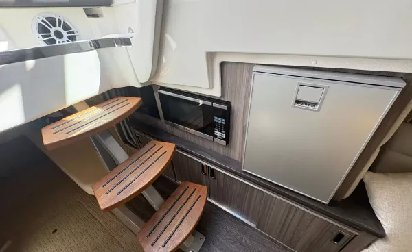 2019 Sea Ray SUNDANCER 320 detail image 9