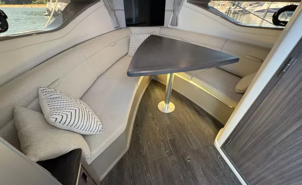 2019 Sea Ray SUNDANCER 320 detail image 11