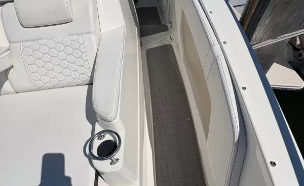 2019 Sea Ray SUNDANCER 320 detail image 13