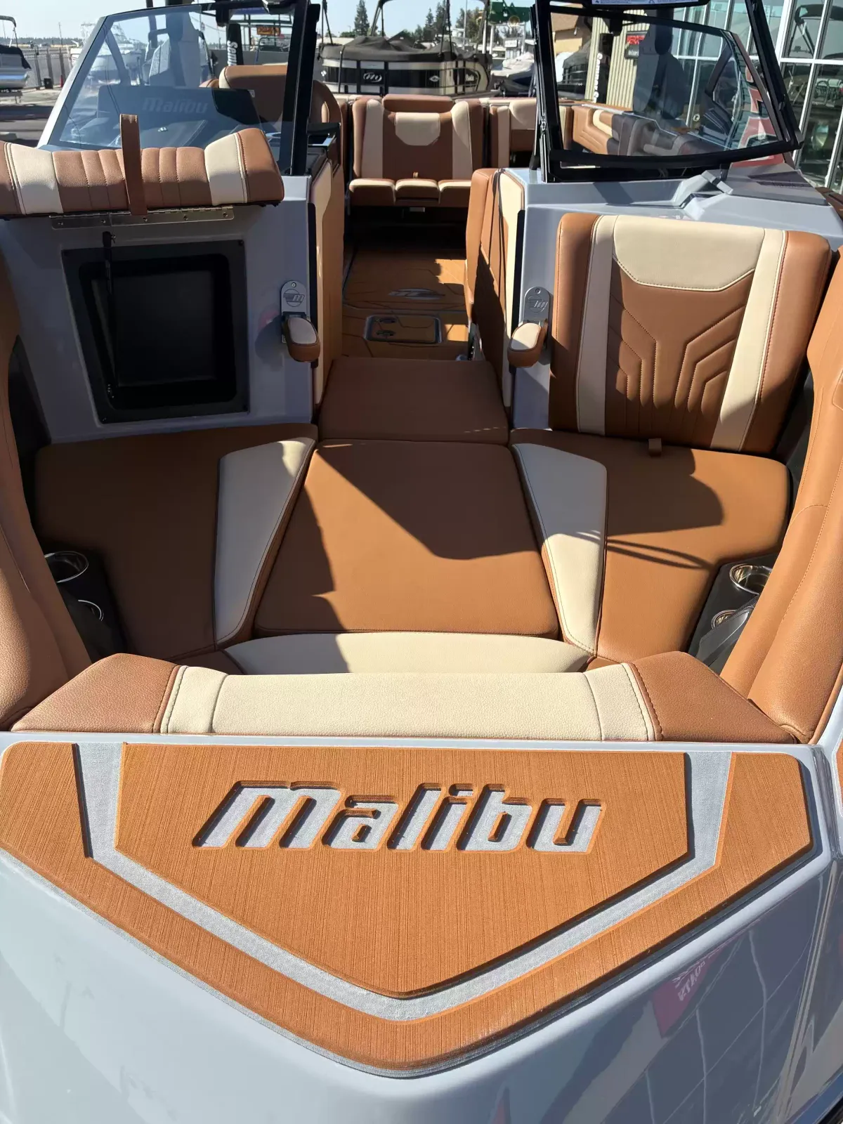 2027 Malibu 25 LSV-21