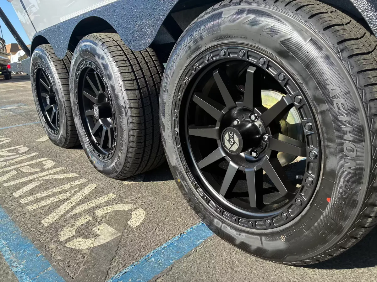 2027 Malibu 25 LSV-31