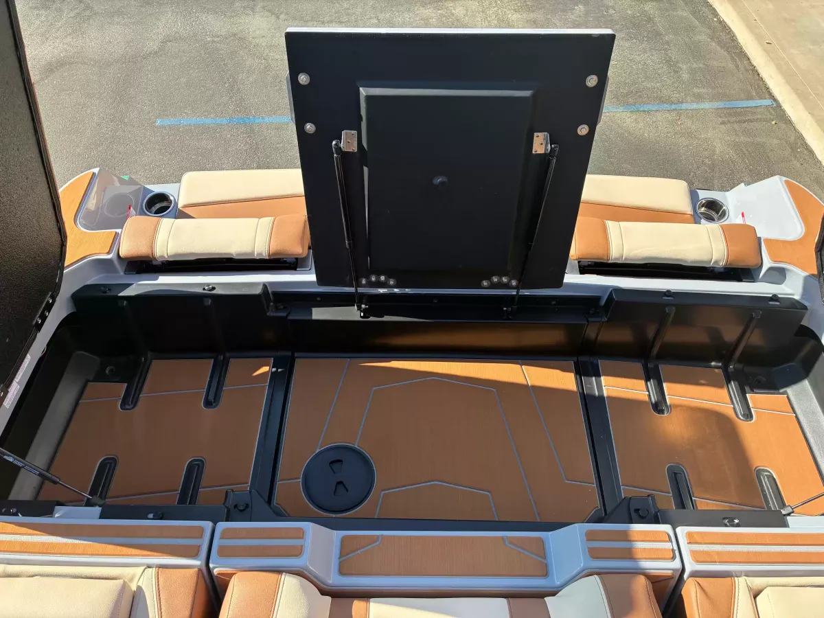 2027 Malibu 25 LSV-13