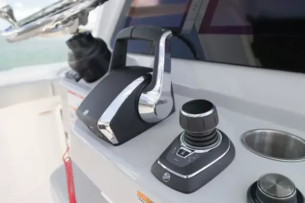 2027 Boston Whaler 290 Outrage -8