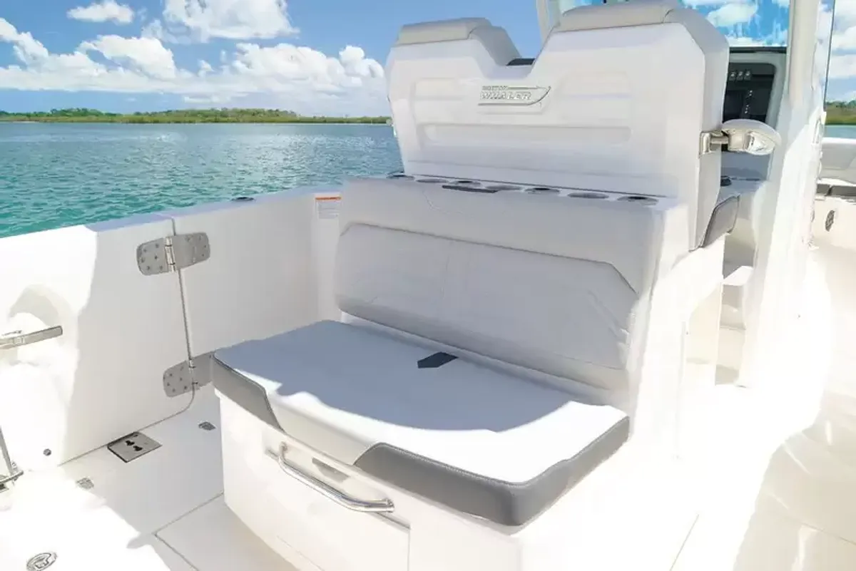 2027 Boston Whaler 290 Outrage -10