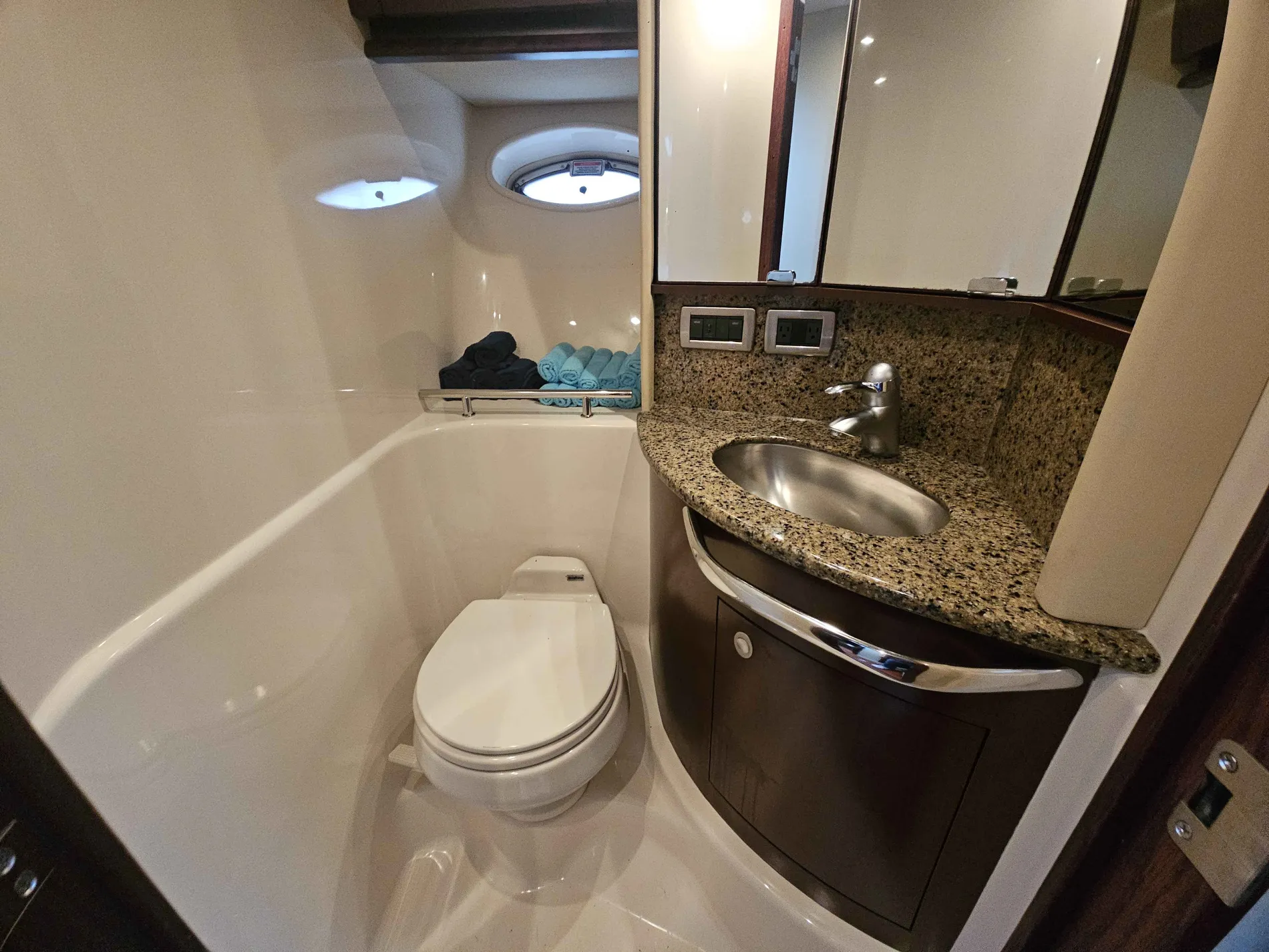 Pre-Owned 2007 Sea ray 44 Sundancer for Sale | Vancouver, BC | M&P Yacht Centre | 6a99d3c6ac4c5538180970f6
