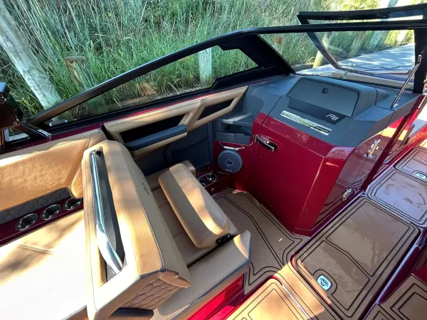 2027 Cobalt R8 SURF detail image 18
