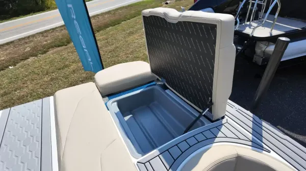 2027 Mastercraft XT23-44