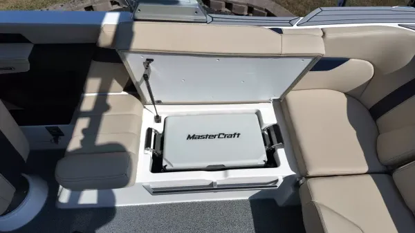 2027 Mastercraft XT23-41