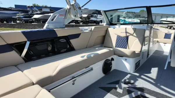 2027 Mastercraft XT23-33