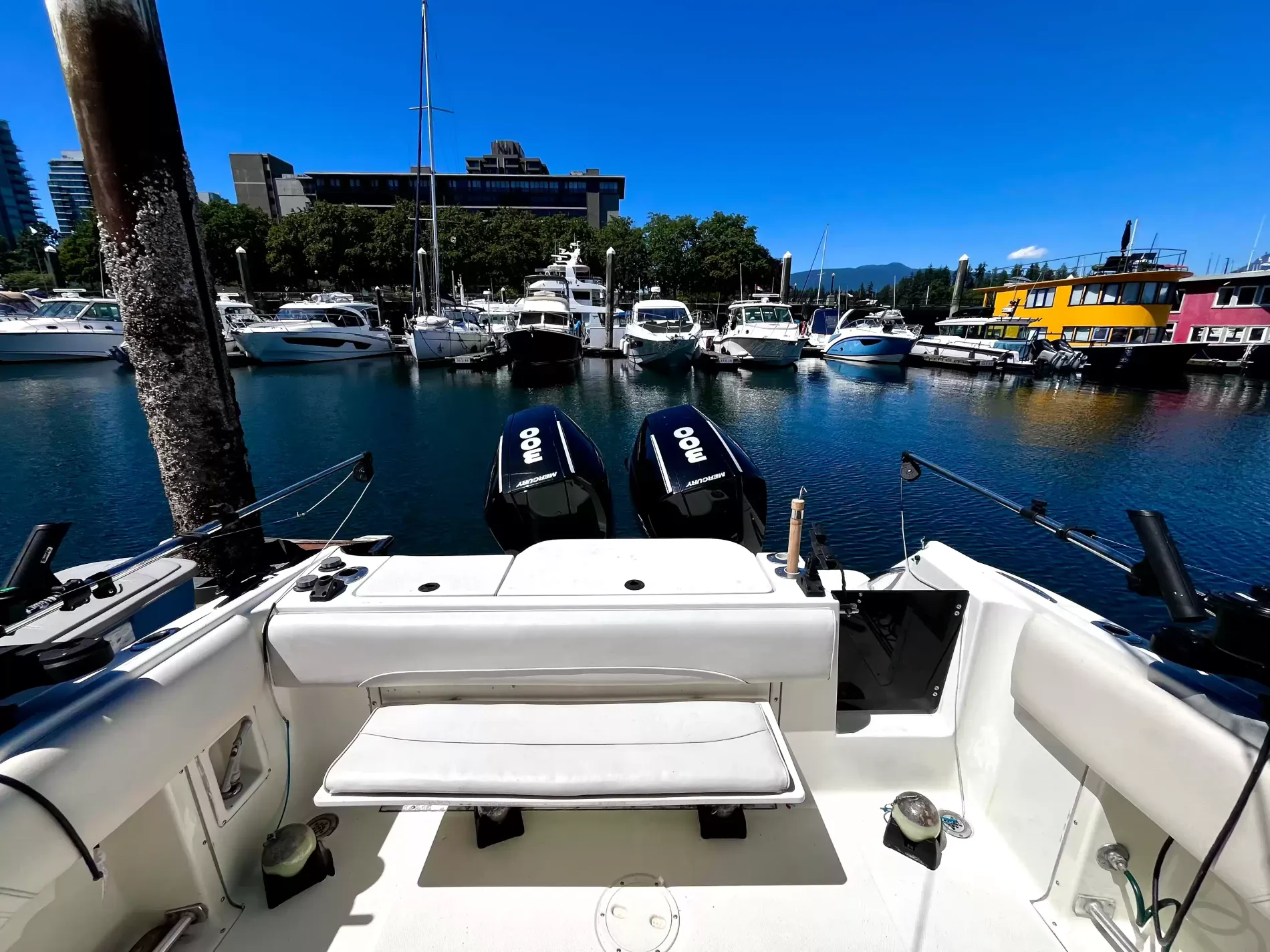 Pre-Owned 2001 Hydra-sports Vector 2796 CC for Sale | Vancouver, BC | M&P Yacht Centre | 6aa2f04ff4420239d404768a
