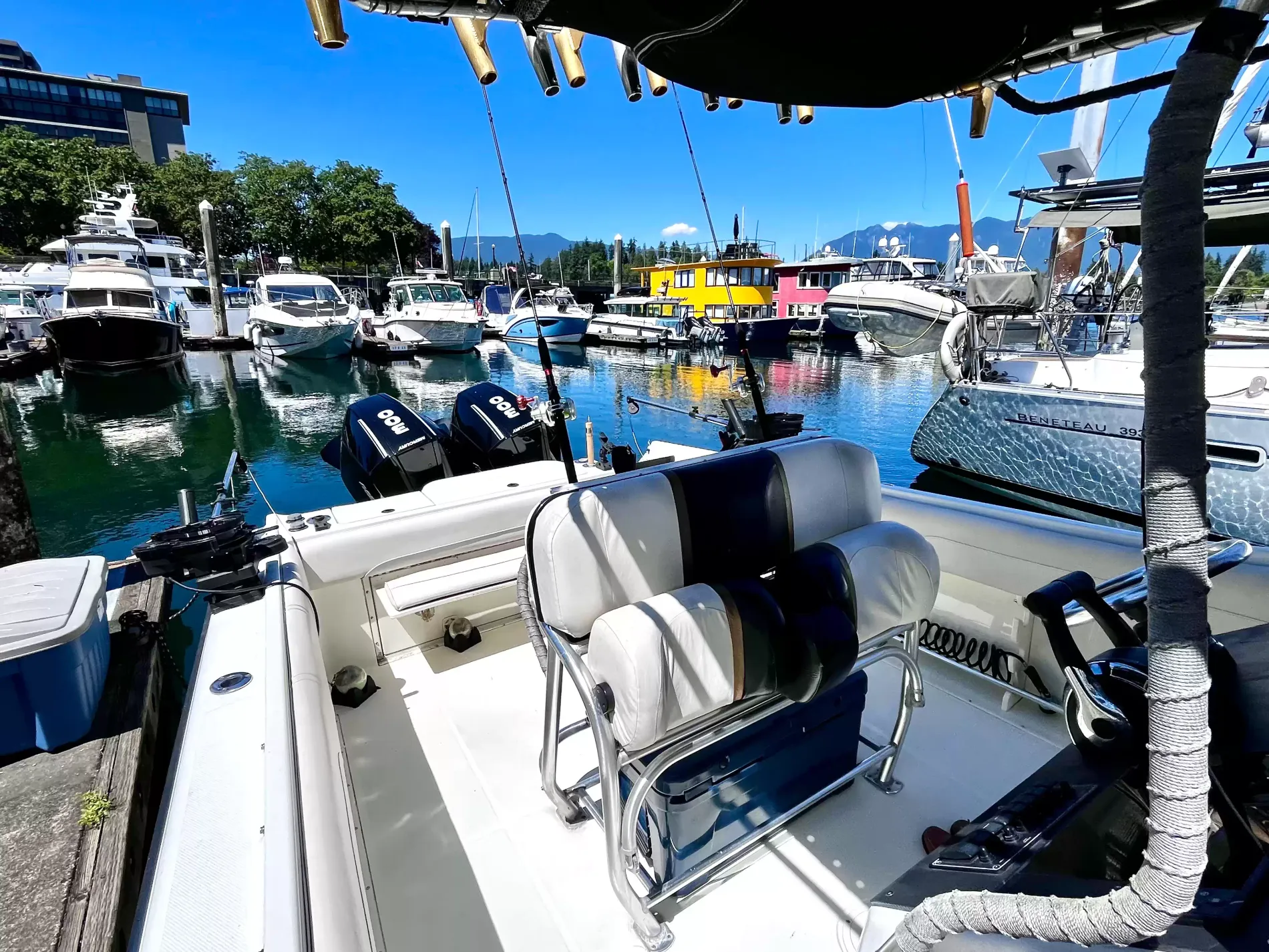 Pre-Owned 2001 Hydra-sports Vector 2796 CC for Sale | Vancouver, BC | M&P Yacht Centre | 6aa2f04ff4420239d404768a