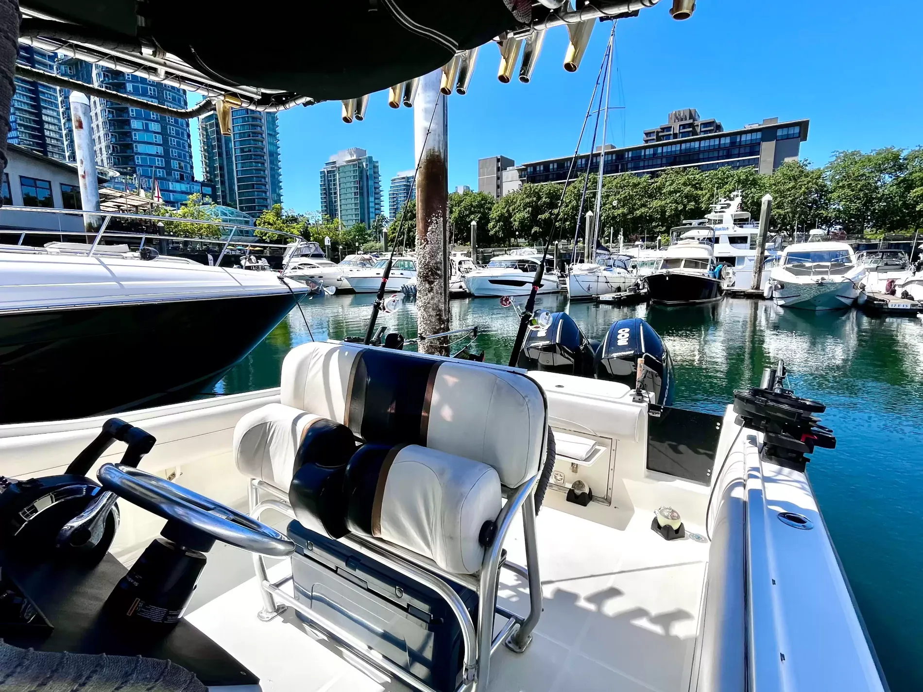 Pre-Owned 2001 Hydra-sports Vector 2796 CC for Sale | Vancouver, BC | M&P Yacht Centre | 6aa2f04ff4420239d404768a