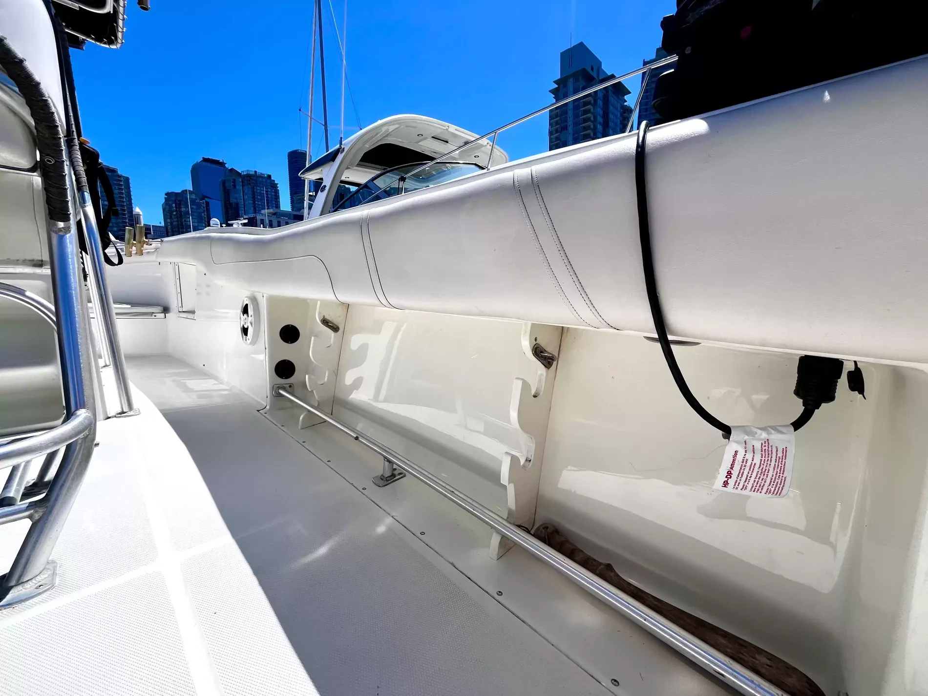 Pre-Owned 2001 Hydra-sports Vector 2796 CC for Sale | Vancouver, BC | M&P Yacht Centre | 6aa2f04ff4420239d404768a