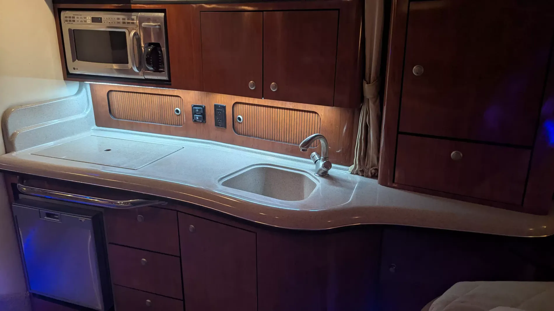 Pre-Owned 2007 Sea ray Sundancer 320 for Sale | Vancouver, BC | M&P Yacht Centre | 6aa86bc69e8d93221a06c8a4