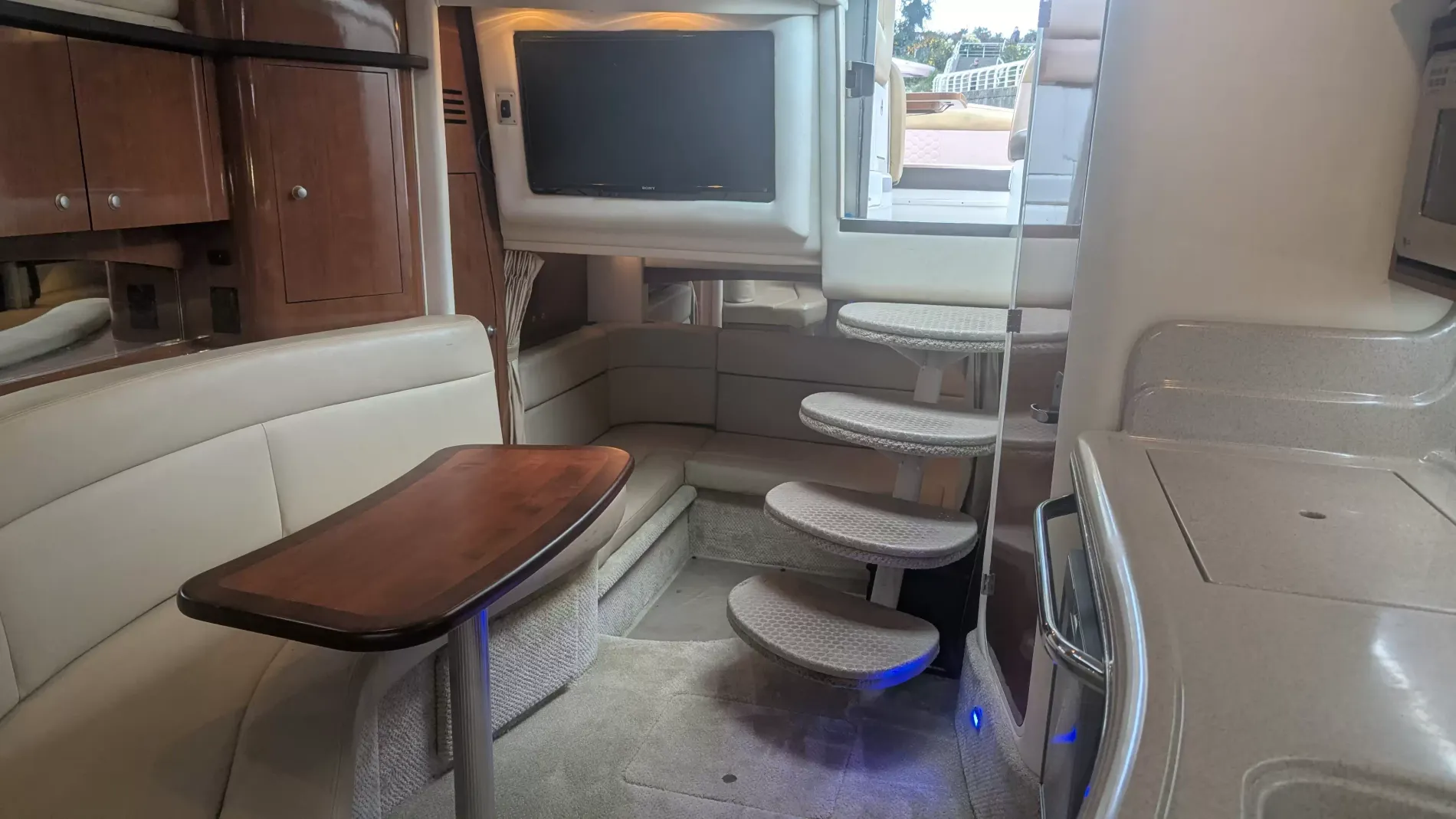 Pre-Owned 2007 Sea ray Sundancer 320 for Sale | Vancouver, BC | M&P Yacht Centre | 6aa86bc69e8d93221a06c8a4