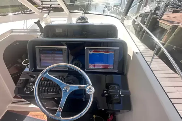 2012 Pursuit OS385 detail image 10